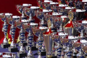 ¿Cómo elegir los trofeos adecuados para cualquier competición o evento?